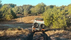 Toyota im sandigen Gelände in Savuti, Botswana