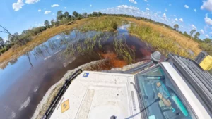 Wasserdurchfahrt im Okavango Delta bei Third Bridge in Botswana